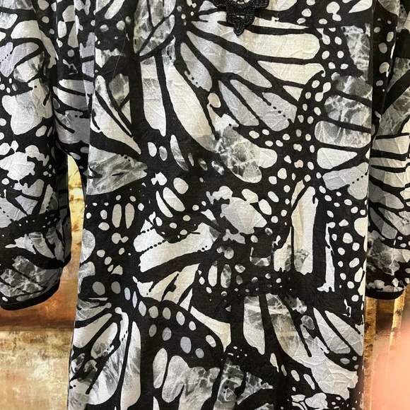 EUC CATO Print Tunic with black banded sleeves, hem and neckline - Picture 2 of 10